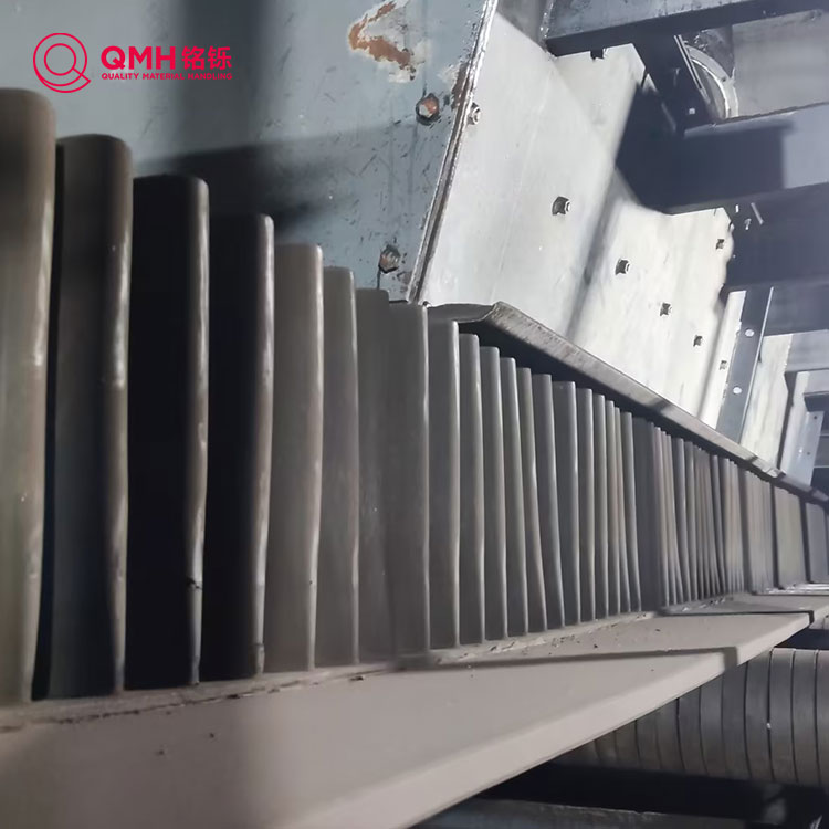 Cintura del trasportatore sul lato ondulato